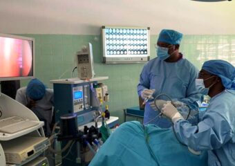 Réalisation avec succès de la première chirurgie d’adenome hypophysaire par voie endoscopique trans-nasale aux Cuk
