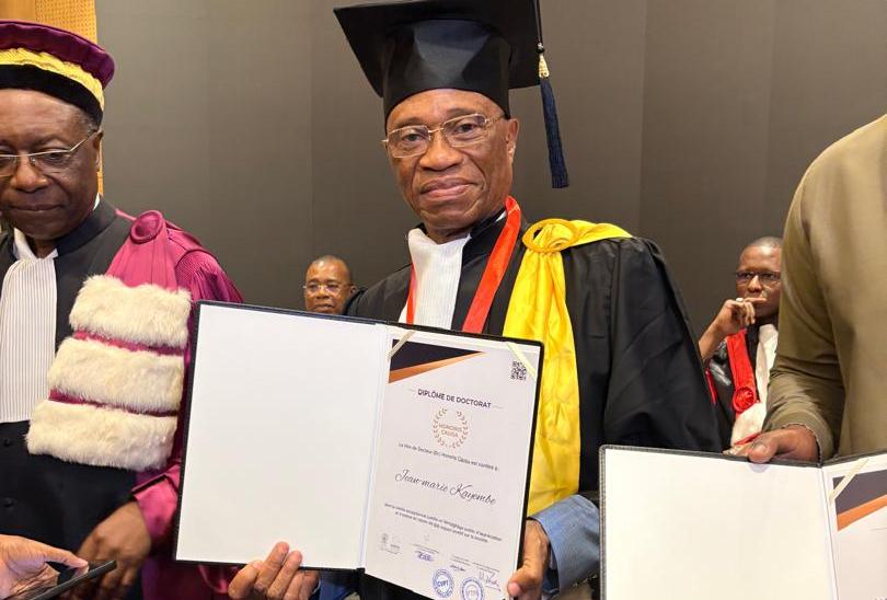 Le Recteur Jean-Marie KAYEMBE NTUMBA élève le drapeau de la RDC et de l ...